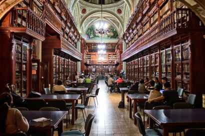 A huge but lovely library. Image via Pexels